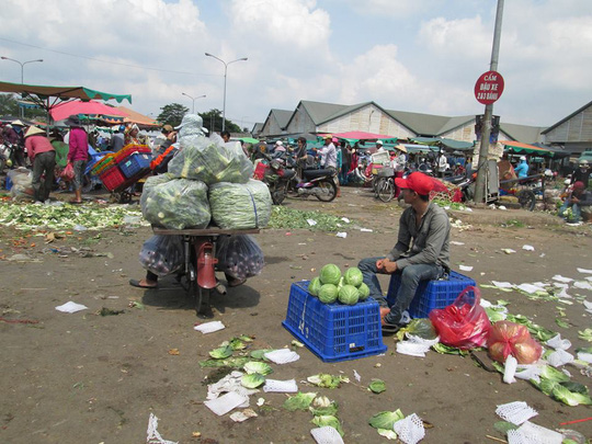 Chợ[-]đầu[-]mối[-]Thủ[-]Đức[-]khổ[-]sở[-]v&igrave;[-]r&aacute;c